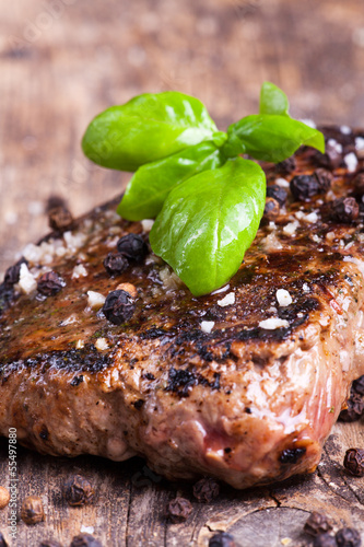 Photo: Gegrilltes Steak mit Basilikum, Pfeffer und Salz Gegrilltes Steak mit Basilikum, Pfeffer und Salz