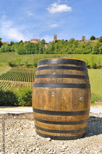 Photo: tonneau à vin devant coteaux tonneau à vin devant coteaux