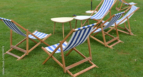 Photo: table,chaises et chaises longues sur pelouse verte table,chaises et chaises longues sur pelouse verte