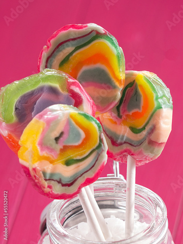 Photo: Lollipops vor pinkfarbenem Hintergrund Lollipops vor pinkfarbenem Hintergrund