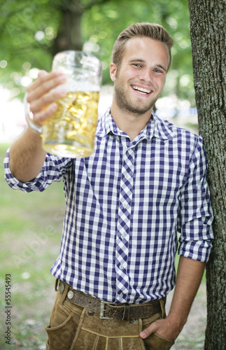 Photo: Hübscher Bayer prostet zu Hübscher Bayer prostet zu