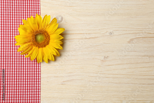 Photo: Sonnenblume auf Holzhintergrund Sonnenblume auf Holzhintergrund