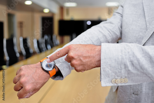 Photo: Primo piano di un uomo d'affari che mostra l'orologio Primo piano di un uomo d'affari che mostra l'orologio
