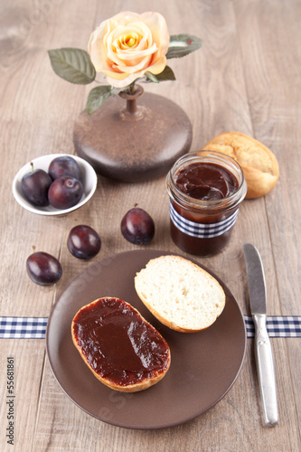 Photo: Brötchen mit Pflaumenmus Brötchen mit Pflaumenmus