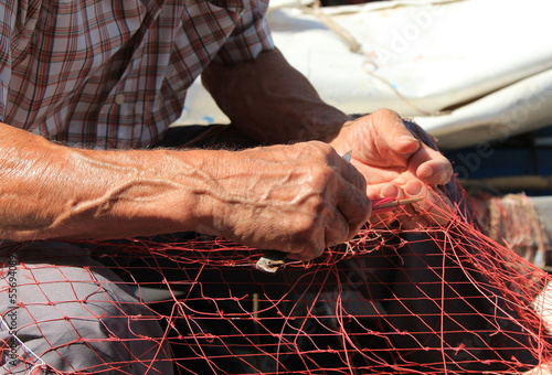 Photo: La cucitura delle reti da pesca La cucitura delle reti da pesca