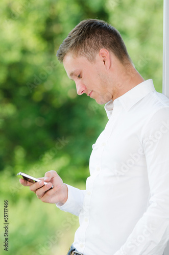 Photo: junger mann schreibt eine nachricht junger mann schreibt eine nachricht