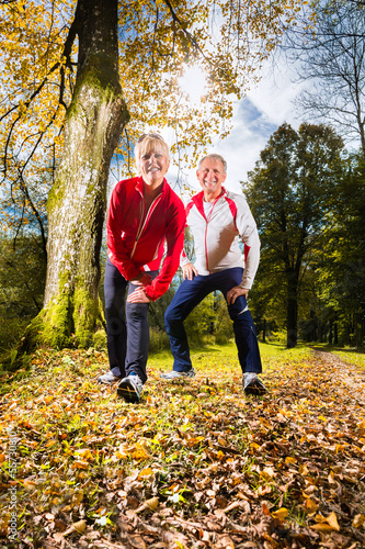 Photo: Senioren beim Sport Training im Wald Senioren beim Sport Training im Wald