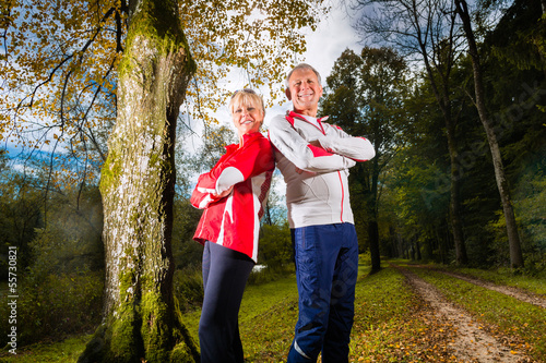 Photo: Senioren beim Sport Training im Wald Senioren beim Sport Training im Wald