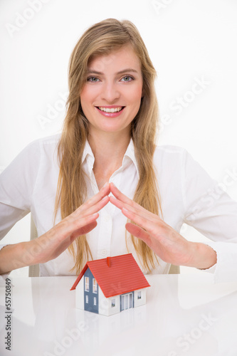 Photo: frau mit haus frau mit haus