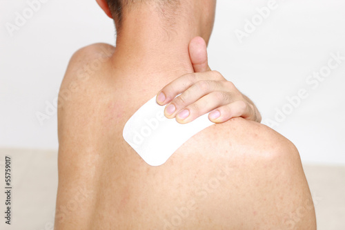 Photo: 肩凝りに悩む男性 肩凝りに悩む男性