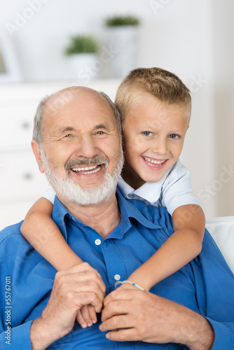 Photo: glücklicher opa mit seinem enkel glücklicher opa mit seinem enkel