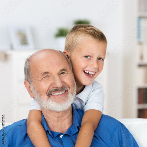Photo: lachender junge umarmt seinen opa lachender junge umarmt seinen opa