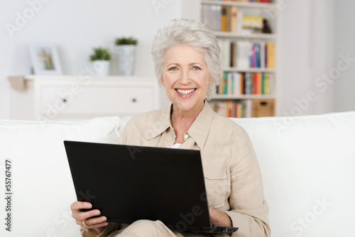 Photo: seniorin arbeitet am laptop seniorin arbeitet am laptop