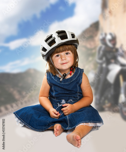 Photo: bambina con caschetto della bici bambina con caschetto della bici