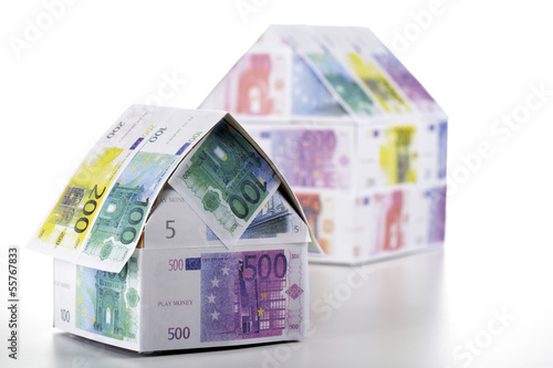 Photo: Zwei Häuser aus Euro-Banknoten Zwei Häuser aus Euro-Banknoten