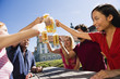Photo: Deutschland, Bayern, Oberbayern, Fröhliche Menschen prosten einander in Biergarten zu Deutschland, Bayern, Oberbayern, Fröhliche Menschen prosten einander in Biergarten zu