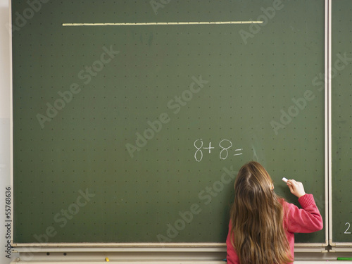 Photo: Mädchen an der Tafel in der Schule, Rechenaufgabe lösend Mädchen an der Tafel in der Schule, Rechenaufgabe lösend