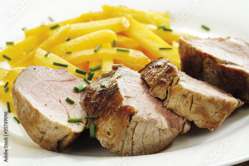 Photo: Gebratenes Schweinefleisch mit Steckrüben Gemüse auf Teller, Nahaufnahme Gebratenes Schweinefleisch mit Steckrüben Gemüse auf Teller, Nahaufnahme