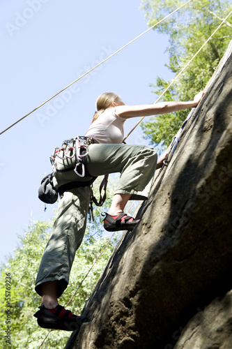 Photo: Junge Frau beim Bergsteigen Junge Frau beim Bergsteigen