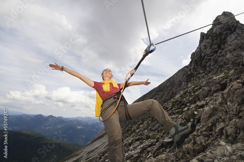 Photo: Österreich, Salzburger Land, junge Frau beim Bergsteigen Österreich, Salzburger Land, junge Frau beim Bergsteigen