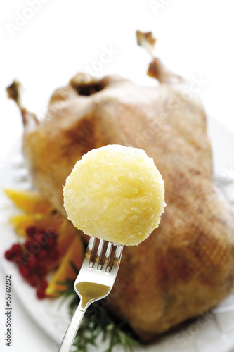 Photo: Kartoffelknödel auf Gabel, Gänsebraten im Hintergrund Kartoffelknödel auf Gabel, Gänsebraten im Hintergrund