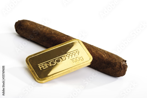 Photo: Goldbarren und Zigarre Goldbarren und Zigarre