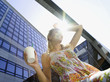 Foto: Deutschland, Baden-Württemberg, Stuttgart, Junge Unternehmerin trinkt Kaffee während Pause Deutschland, Baden-Württemberg, Stuttgart, Junge Unternehmerin trinkt Kaffee während Pause