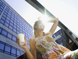 Foto: Deutschland, Baden-Württemberg, Stuttgart, Junge Unternehmerin trinkt Kaffee während Pause Deutschland, Baden-Württemberg, Stuttgart, Junge Unternehmerin trinkt Kaffee während Pause