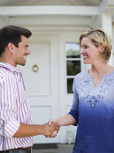 Photo: Mann und Frau, Händeschütteln Mann und Frau, Händeschütteln