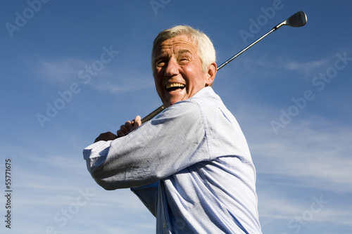 Photo: Älterer Mann beim Golfspielen Älterer Mann beim Golfspielen