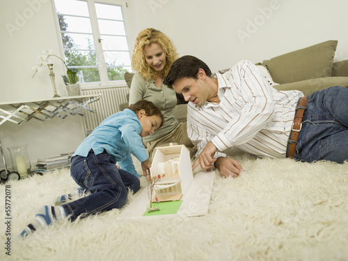 Photo: Junge Familie im Wohnzimmer Junge Familie im Wohnzimmer