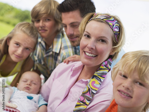 Photo: Familie im Garten mit Baby Familie im Garten mit Baby