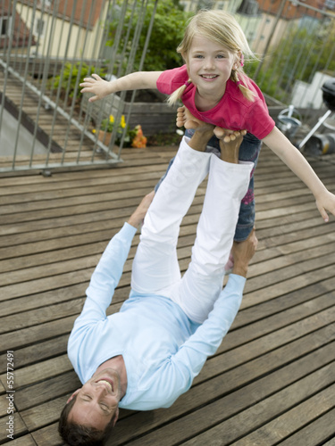 Photo: Vater balanciert Tochter auf Füßen Vater balanciert Tochter auf Füßen