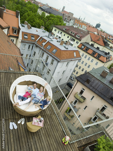 Photo: Familie entspannt auf der Terrasse Familie entspannt auf der Terrasse