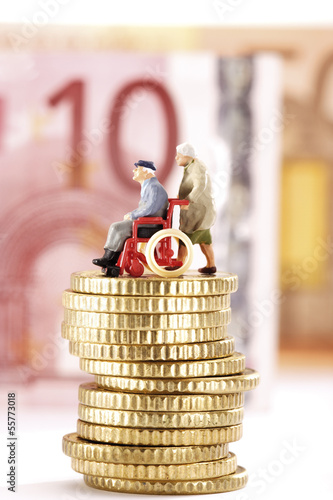 Photo: Figuren, Senioren, auf Haufen von Münzen Figuren, Senioren, auf Haufen von Münzen