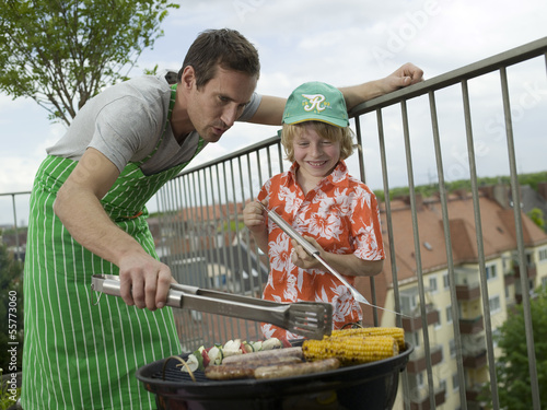 Photo: Vater und Sohn, der Grill wird vorbereitet Vater und Sohn, der Grill wird vorbereitet