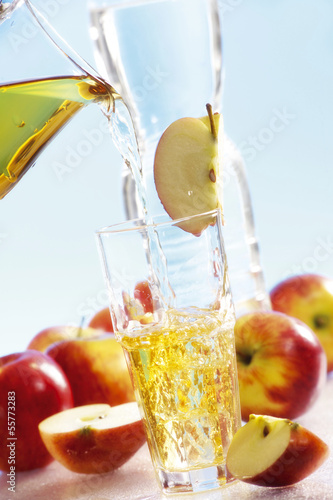 Photo: Apfelsaft ins Glas Apfelsaft ins Glas