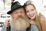 Photo: Deutschland, Bayern, Oberbayern, Älterer Mann und junge Frau, Lächeln, Portrait, Nahaufnahme Deutschland, Bayern, Oberbayern, Älterer Mann und junge Frau, Lächeln, Portrait, Nahaufnahme