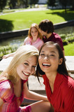 Foto: Deutschland, Bayern, Oberbayern, Zwei junge Frauen im Biergarten, lachen, Porträt Deutschland, Bayern, Oberbayern, Zwei junge Frauen im Biergarten, lachen, Porträt