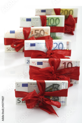 Photo: Bündel von Banknoten als Geschenk gebunden, Nahaufnahme Bündel von Banknoten als Geschenk gebunden, Nahaufnahme
