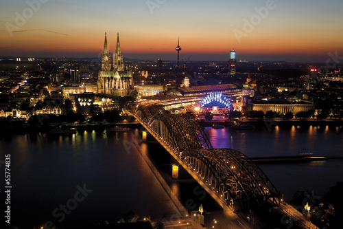 Photo: Deutschland, Köln, Brücke und Kölner Dom bei Nacht Deutschland, Köln, Brücke und Kölner Dom bei Nacht
