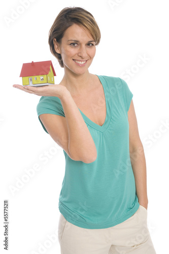 Photo: Frau hält Miniaturhaus, Thema Eigenheim Frau hält Miniaturhaus, Thema Eigenheim
