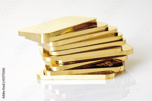 Photo: Goldbarren auf weißem Hintergrund Goldbarren auf weißem Hintergrund