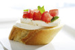 Photo: Bruschetta mit Parmaschinken und Oliven und Mozzarella mit Tomaten, italienische Vorspeisen Bruschetta mit Parmaschinken und Oliven und Mozzarella mit Tomaten, italienische Vorspeisen