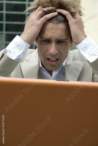 Photo: Geschäftsmann mit Laptop, im Freien, Nahaufnahme Geschäftsmann mit Laptop, im Freien, Nahaufnahme