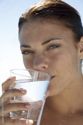 Photo: Frau hält Glas Wasser Frau hält Glas Wasser