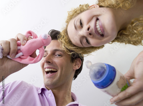 Photo: Junges Paar, Frau mit Fläschchen, Portrait Junges Paar, Frau mit Fläschchen, Portrait