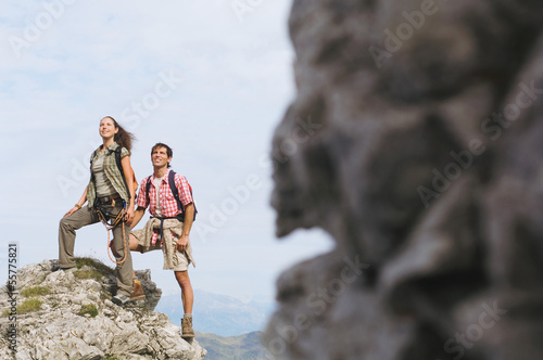 Photo: Österreich, Salzburger Land, Paar auf Bergspitze Österreich, Salzburger Land, Paar auf Bergspitze