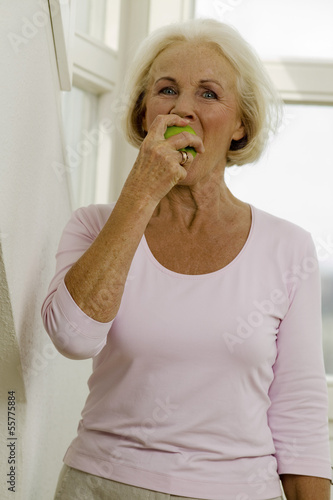 Photo: Ältere Frau isst Obst, Portrait Ältere Frau isst Obst, Portrait