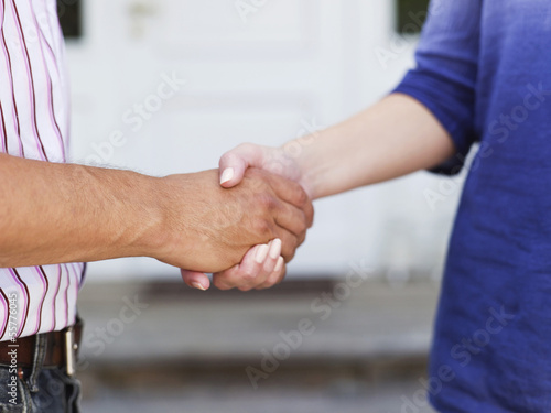 Photo: Mann und Frau, Händeschütteln Mann und Frau, Händeschütteln